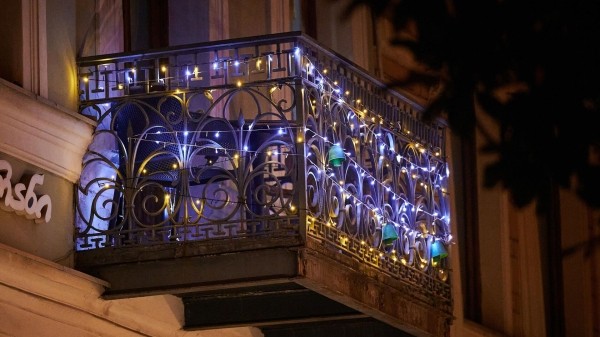 Монтаж новогодних украшений в Тбилиси – где ограничат движение транспорта