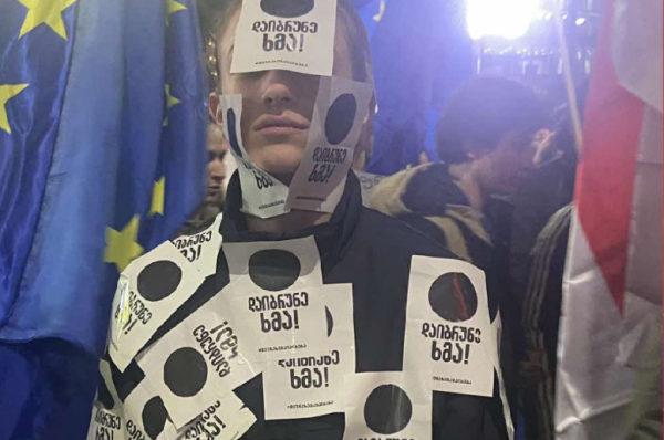 Оппозиция перекрыла движение у главного корпуса ТГУ в Тбилиси и ставит палатки