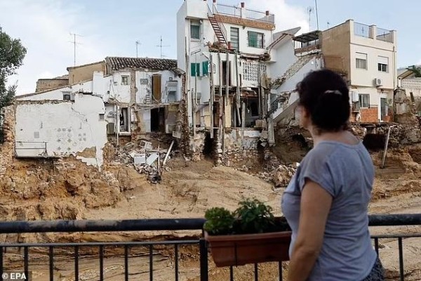 Невероятные масштабы смертоносного наводнения – дрон заснял в Валенсии апокалиптичную картину (фото/видео) Невероятные масштабы смертоносного наводнения – дрон заснял в Валенсии апокалиптичную картину (фото/видео)