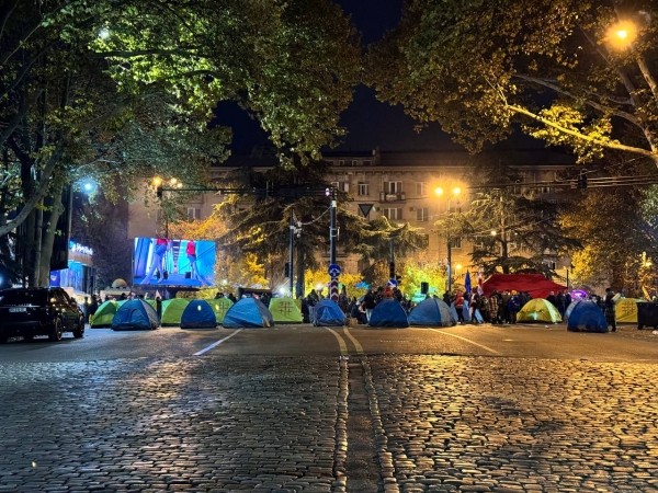 Тбилиси: участники акции протеста провели ночь в палатках Тбилиси: участники акции протеста провели ночь в палатках