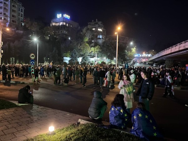 В Тбилиси завершилась акция с требованием новых выборов, протестующие снова соберутся завтра В Тбилиси завершилась акция с требованием новых выборов, протестующие снова соберутся завтра