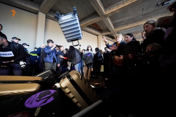 Участницы женского марша складировали чемоданы у резиденции Иванишвили Участницы женского марша складировали чемоданы у резиденции Иванишвили