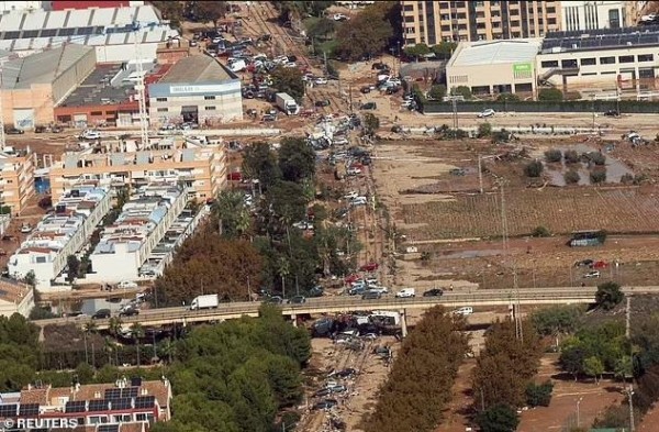 Невероятные масштабы смертоносного наводнения – дрон заснял в Валенсии апокалиптичную картину (фото/видео) Невероятные масштабы смертоносного наводнения – дрон заснял в Валенсии апокалиптичную картину (фото/видео)