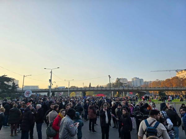 Участники акции с требованием новых выборов перекрыли площадь Героев в Тбилиси Участники акции с требованием новых выборов перекрыли площадь Героев в Тбилиси