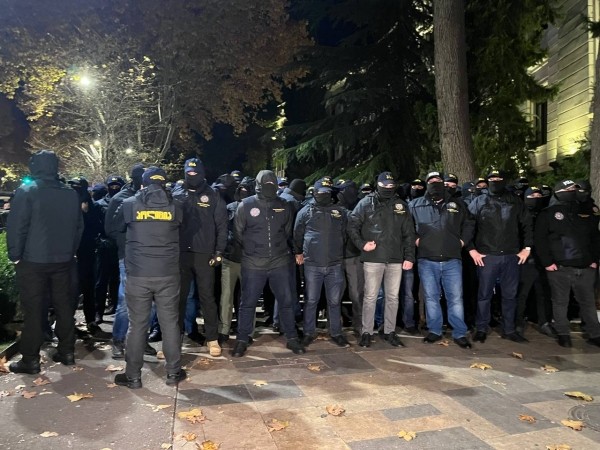 Полиция вторую ночь подряд вытеснила акцию протеста с проспекта Чавчавадзе Полиция вторую ночь подряд вытеснила акцию протеста с проспекта Чавчавадзе