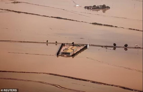 Невероятные масштабы смертоносного наводнения – дрон заснял в Валенсии апокалиптичную картину (фото/видео) Невероятные масштабы смертоносного наводнения – дрон заснял в Валенсии апокалиптичную картину (фото/видео)