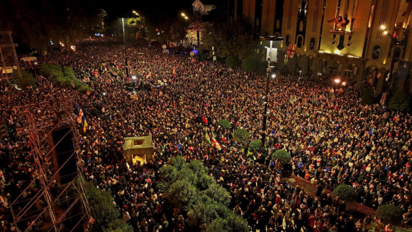 Оппозиция снова собирает митинг в центре Тбилиси и готовит палатки Оппозиция снова собирает митинг в центре Тбилиси и готовит палатки