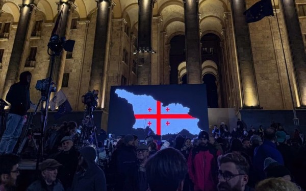 Оппозиция в Тбилиси вышла на улицу — митинг возле парламента Оппозиция в Тбилиси вышла на улицу — митинг возле парламента