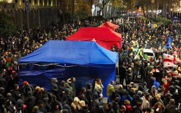 Палатки на проспекте Руставели — оппозиция готовится к первому заседанию нового парламента Палатки на проспекте Руставели — оппозиция готовится к первому заседанию нового парламента