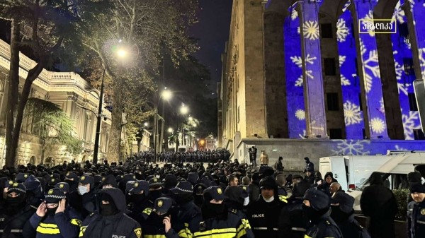 К парламенту Грузии стянули полицию перед церемонией зажжения елки