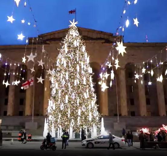 В столице зажглись главная елка и новогодняя иллюминация – кадры с проспекта Руставели