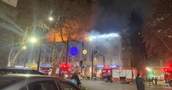 Сильный пожар тушат в тбилисском районе Ваке Сильный пожар тушат в тбилисском районе Ваке