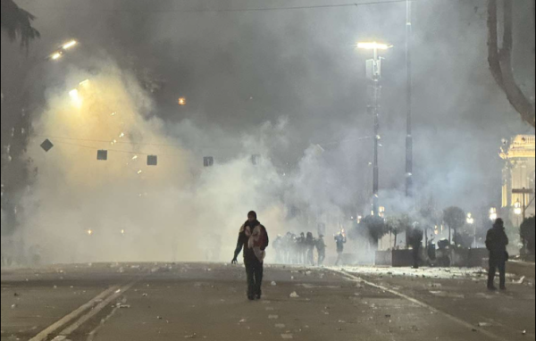 Спецназ в Тбилиси вытеснил митингующих с территории перед парламентом Спецназ в Тбилиси вытеснил митингующих с территории перед парламентом