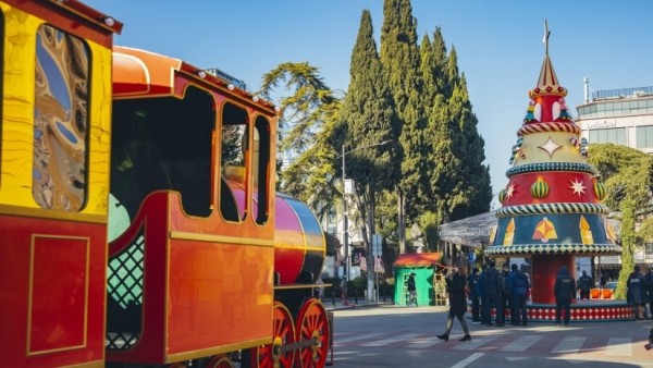 «Новогодняя деревня» в Тбилиси открылась на фоне бойкота бизнеса и музыкантов «Новогодняя деревня» в Тбилиси открылась на фоне бойкота бизнеса и музыкантов