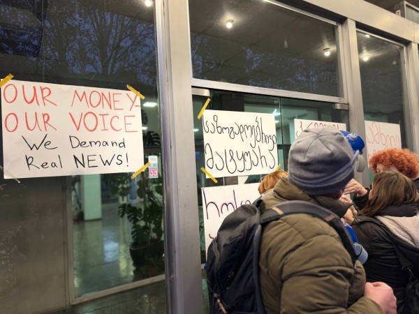 У Общественного вещателя Грузии протестующие требуют эфира и отставок У Общественного вещателя Грузии протестующие требуют эфира и отставок