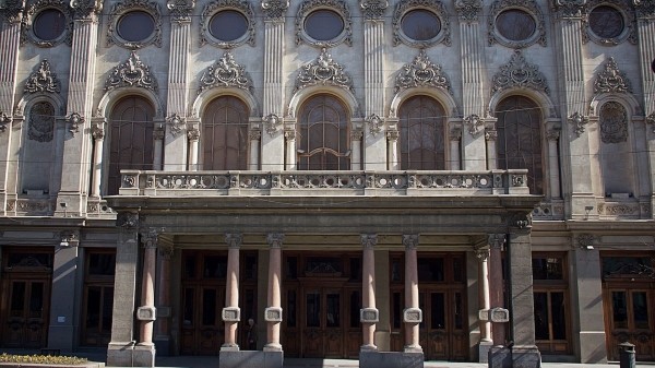 Роберт Стуруа заступился за театр Руставели перед участниками акций протеста Роберт Стуруа заступился за театр Руставели перед участниками акций протеста