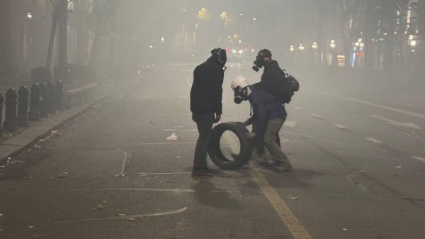 Пятая ночь протестов - центр Тбилиси в дыму от пиротехники и слезоточивого газа