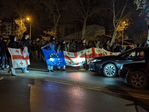 Протестующие покинули Руставели и перекрыли Правую набережную