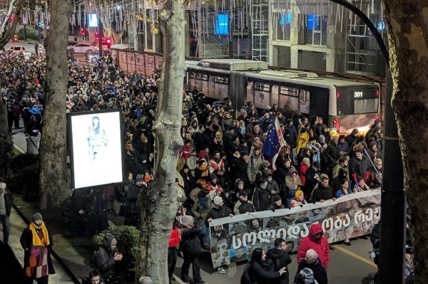 10-й день проевропейских протестов в Тбилиси – актеры заполнили суд, студенты проводят шествия