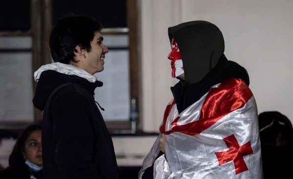 Большинство граждан Грузии не поддерживают запреты масок на митингах – опрос