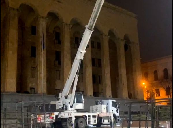 Мэрия Тбилиси устанавливает елку у парламента в эпицентре акций протеста