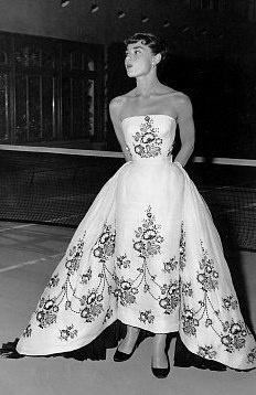 Сумка за 5900 долларов и копия знаменитого платья Одри Хепберн — элегантный образ и романтический танец Иванки Трамп на инаугурационном балу (фото)