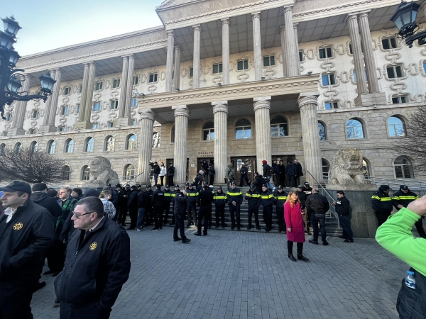В Тбилиси проходит суд над 11 фигурантами дела о беспорядках на проевропейских акциях В Тбилиси проходит суд над 11 фигурантами дела о беспорядках на проевропейских акциях