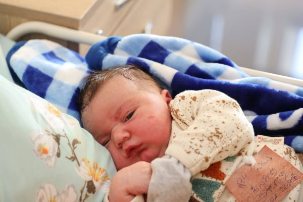 В Западной Грузии родился младенец весом почти 6 кг