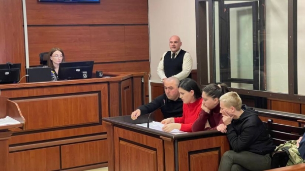 Суд в Зугдиди оштрафовал активисток за фейерверки на протестной акции Суд в Зугдиди оштрафовал активисток за фейерверки на протестной акции