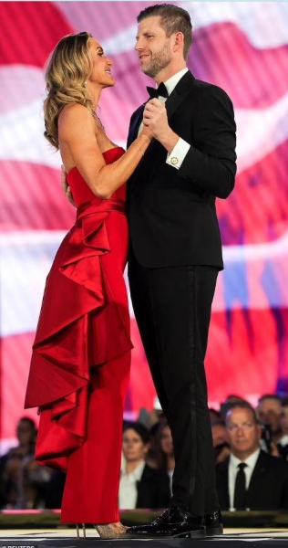 Сумка за 5900 долларов и копия знаменитого платья Одри Хепберн — элегантный образ и романтический танец Иванки Трамп на инаугурационном балу (фото)