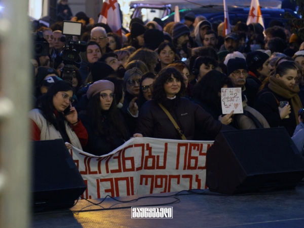 Протестующие у «Нового театра» переместились к парламенту Грузии Протестующие у «Нового театра» переместились к парламенту Грузии