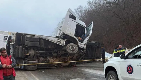 Трейлер перевернулся на трассе Бакурцихе-Тбилиси: четверо погибших Трейлер перевернулся на трассе Бакурцихе-Тбилиси: четверо погибших