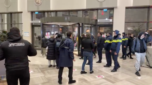В Sheraton Batumi устроили протестную акцию, требуя кадры избиения Гахария и Коридзе В Sheraton Batumi устроили протестную акцию, требуя кадры избиения Гахария и Коридзе
