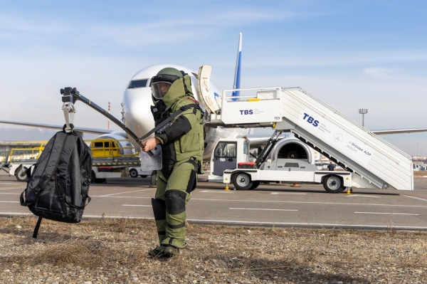 В аэропорту Тбилиси провели учения на случай обнаружения бомбы в самолете