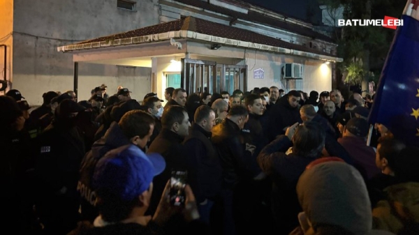 Основательница Batumelebi и Netgazeti задержана в Батуми на протестной акции Основательница Batumelebi и Netgazeti задержана в Батуми на протестной акции