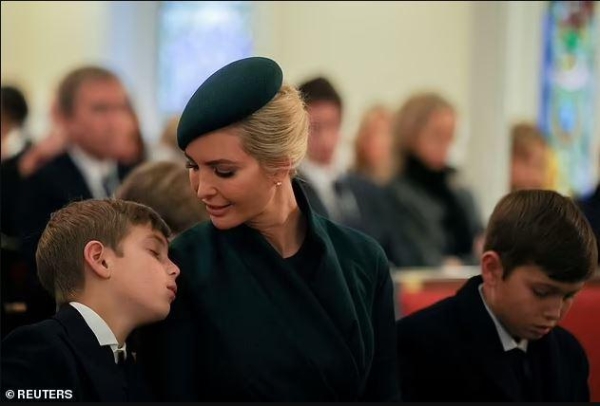 Сумка за 5900 долларов и копия знаменитого платья Одри Хепберн — элегантный образ и романтический танец Иванки Трамп на инаугурационном балу (фото)