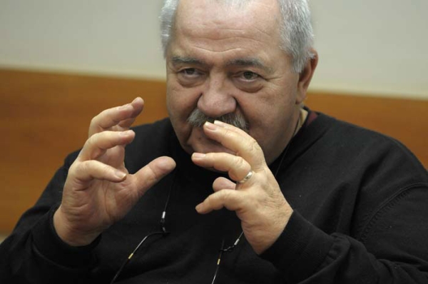 Роберт Стуруа пожаловался на одиночество в праздники: «Никто меня не зовет» Роберт Стуруа пожаловался на одиночество в праздники: «Никто меня не зовет»