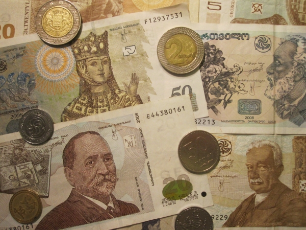 Курс лари продолжает падение по отношению к доллару и евро Курс лари продолжает падение по отношению к доллару и евро