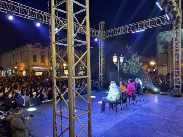 «Новый театр» собрал тысячи человек в Тбилиси на акцию за освобождение политзаключенных «Новый театр» собрал тысячи человек в Тбилиси на акцию за освобождение политзаключенных