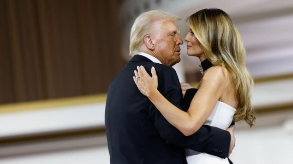 Сумка за 5900 долларов и копия знаменитого платья Одри Хепберн — элегантный образ и романтический танец Иванки Трамп на инаугурационном балу (фото)