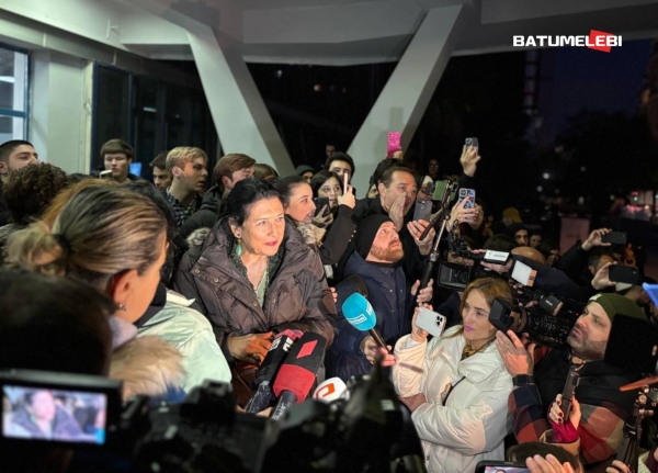 Зурабишвили обратилась к протестующим в Батуми: «Сегодня Мзия Амаглобели — это Грузия» Зурабишвили обратилась к протестующим в Батуми: «Сегодня Мзия Амаглобели — это Грузия»