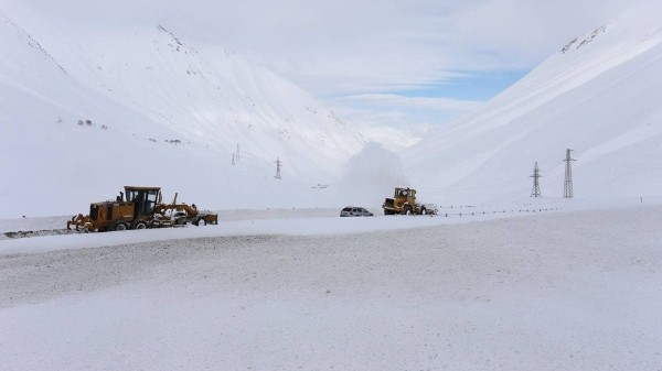 Верхний Ларс сегодня: дорога к границе с Россией закрыта из-за лавиноопасности Верхний Ларс сегодня: дорога к границе с Россией закрыта из-за лавиноопасности