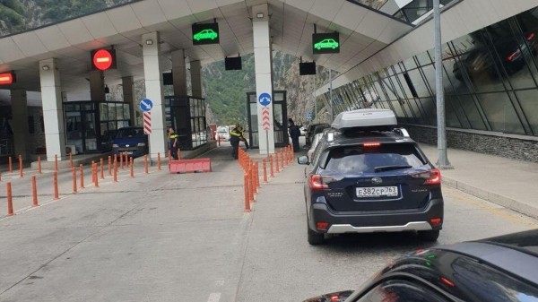 На границе Грузии с Россией построят большую автостоянку