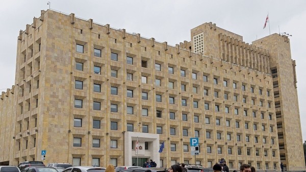 Чиновники в Грузии смогут работать на второй работе с разрешения начальства Чиновники в Грузии смогут работать на второй работе с разрешения начальства