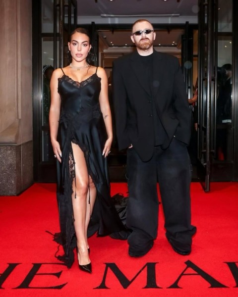 Жена Роналду Джорджина на Met Gala с Гурамом Гвасалия в созданном им прекрасном платье - история создания платья: что пишет грузинский дизайнер