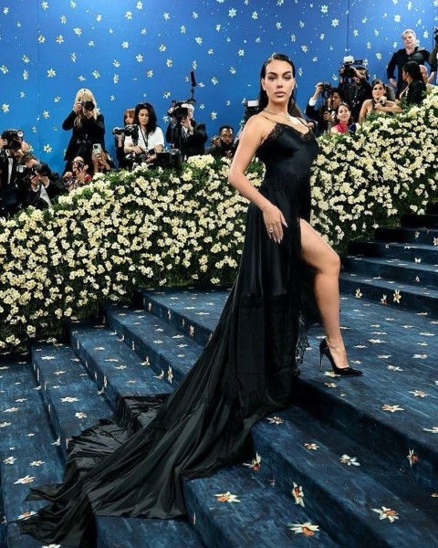 Жена Роналду Джорджина на Met Gala с Гурамом Гвасалия в созданном им прекрасном платье - история создания платья: что пишет грузинский дизайнер
