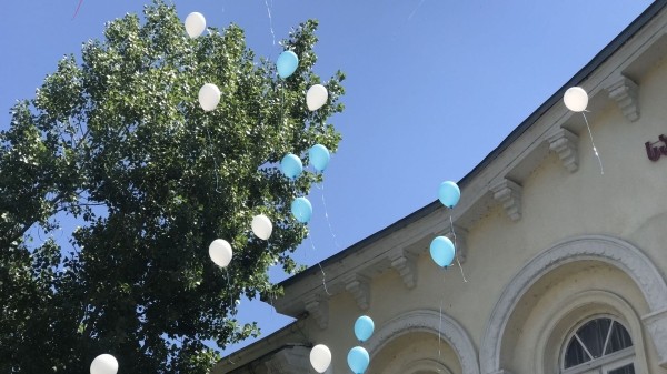 В Грузии отмечают Последний звонок - министр образования поздравил выпускников В Грузии отмечают Последний звонок - министр образования поздравил выпускников