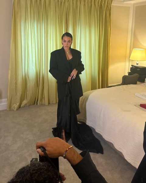 Жена Роналду Джорджина на Met Gala с Гурамом Гвасалия в созданном им прекрасном платье - история создания платья: что пишет грузинский дизайнер