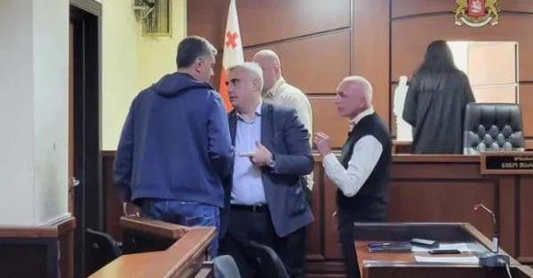 Ираклия Окруашвили задержали в зале суда - «Я не буду вносить залог! Я даже специально снял с себя крест, я пришел на процесс с той атрибутикой, с которой увозят в тюрьму» Ираклия Окруашвили задержали в зале суда - «Я не буду вносить залог! Я даже специально снял с себя крест, я пришел на процесс с той атрибутикой, с которой увозят в тюрьму»