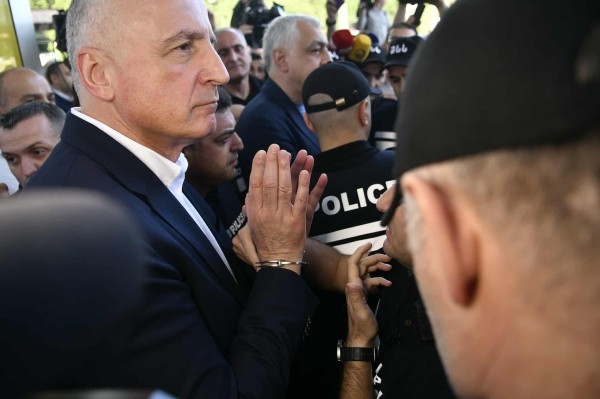 Мамука Хазарадзе и Бадри Джапаридзе арестованы — правоохранители надели на них наручники в офисе «Лело – Сильная Грузия» (Фото/видео)
